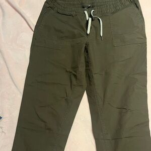 Vuori Olive Cropped Pants